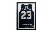 กรอบรูปโชว์เสื้อบาสเกตบอลทีมนักเรียนนานาชาติ